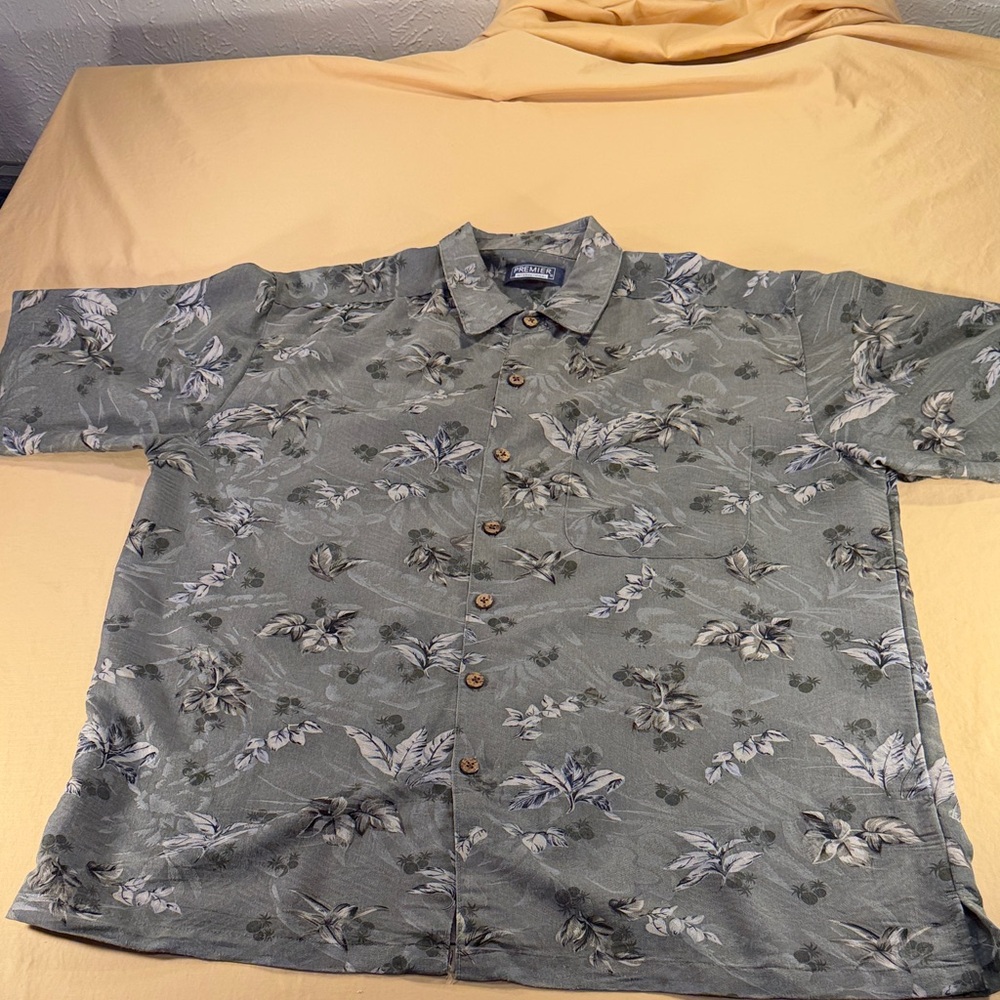 Premier international men’s casual shirt short sleeve the size is extra large